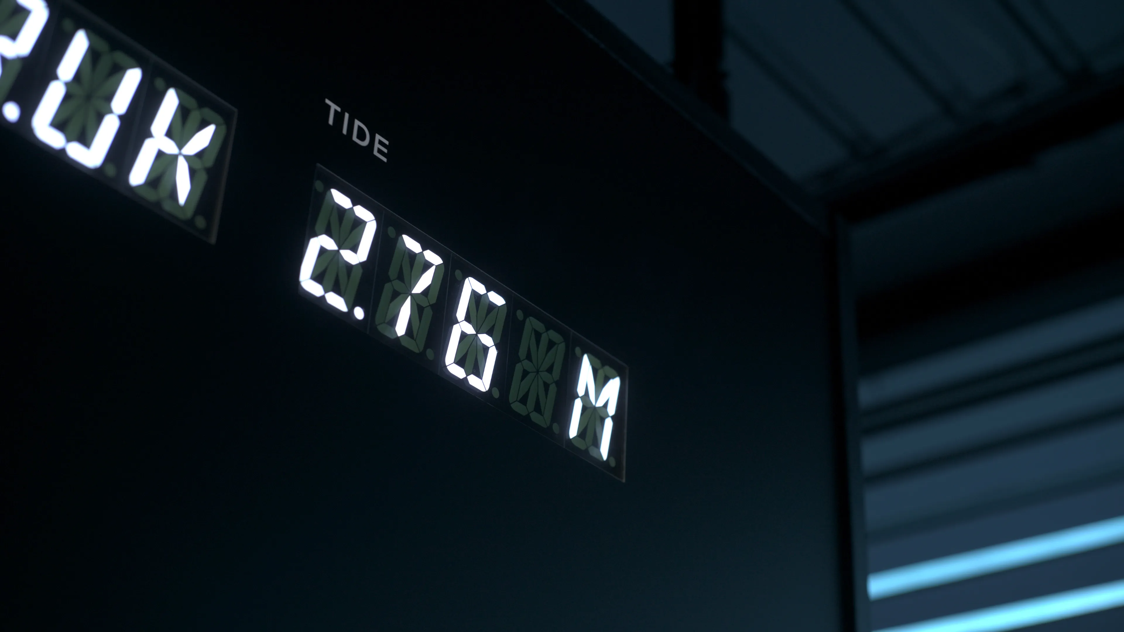 A close-up of the under-awning sign depicting the height of the tide in meters on an alphanumeric display. The tide reads 2.75 meters.